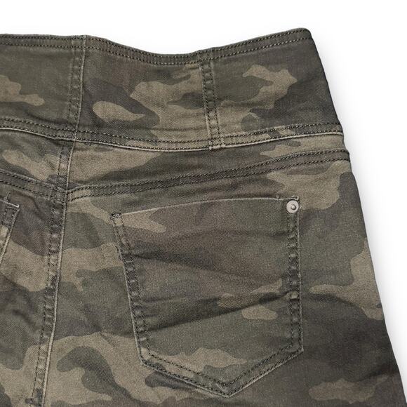 No Boundaries camouflage high rise shorts women’s size 11 - Picture 4 of 9